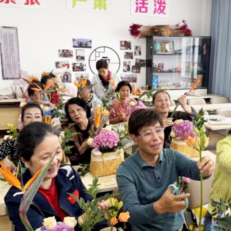 花香伴笑颜 ，共叙夕阳情