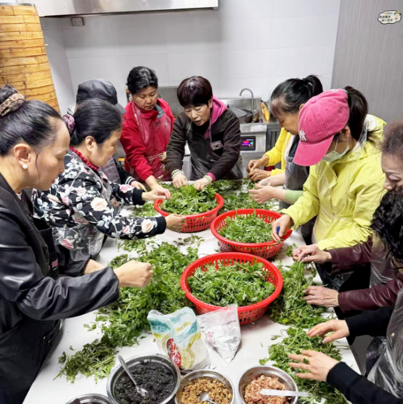 品清明青团  传民俗文化——海湾成校开展清明节青团制作体验活动