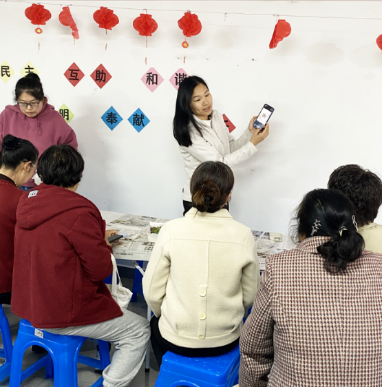 银发智享，数字助老——海湾镇社区学校开展豆包智能教学