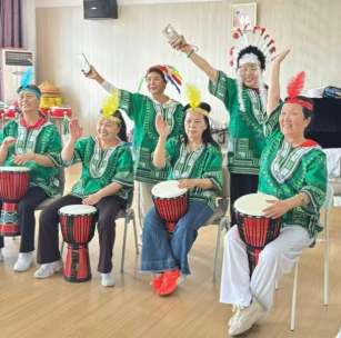 鼓声无界 乐享韶华——海湾成校老年志愿者体验非洲鼓活力课堂